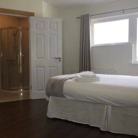 Marty's Halfway House Pensión