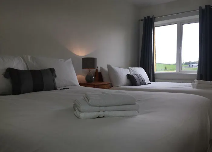 Marty's Halfway House בית הארחה