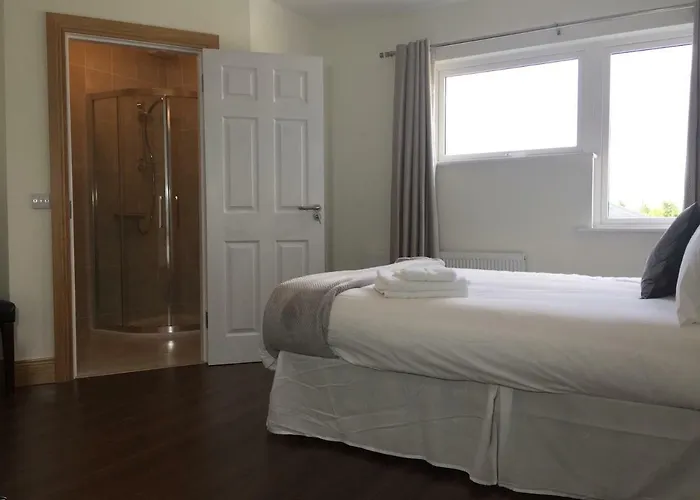 Marty's Halfway House בית הארחה